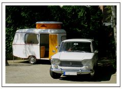 Ein Oldtimergespann "Fiat 1500 familiare & Eriba Puck"