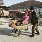 ein Opa, ein Mädchen , ein Hund in Bergdorf   in China