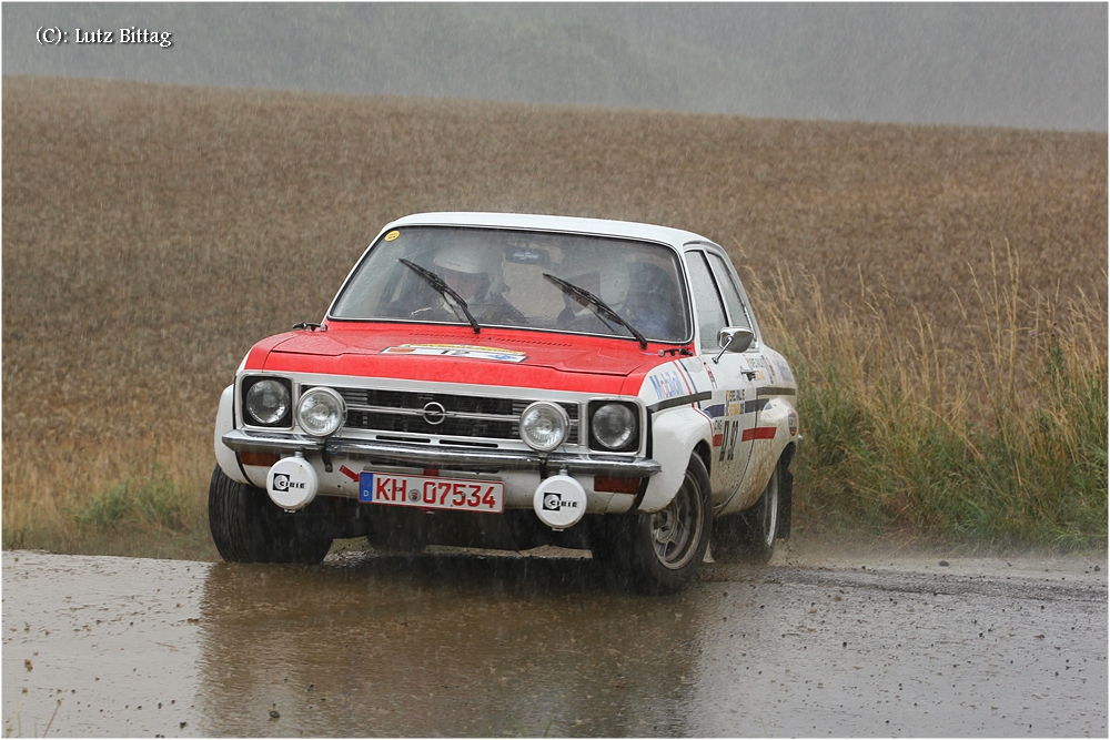 Ein Opel im Regen