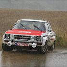 Ein Opel im Regen