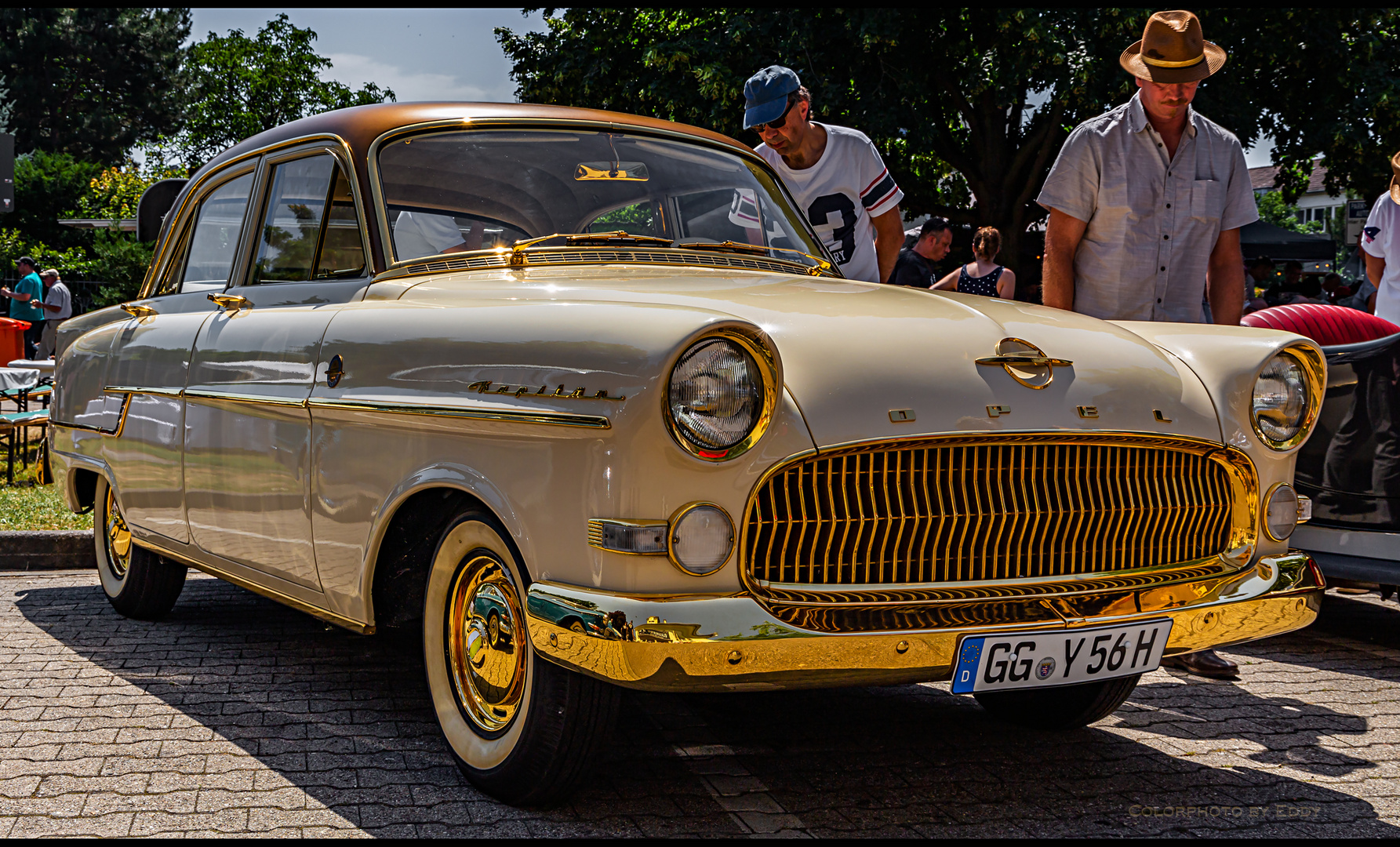 Ein Opel Kapitän in Gold ...