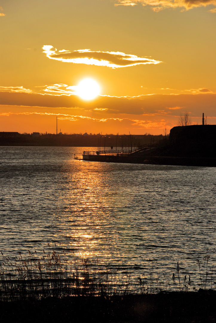 Ein orangefarbener Sonnenuntergang