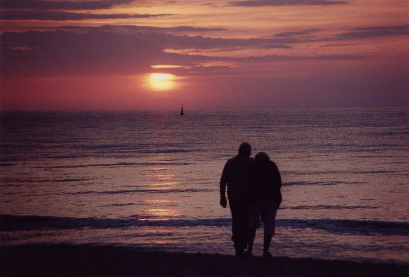 Ein Paar beim Sonnenuntergang an der Ostsee