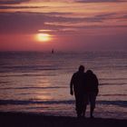 Ein Paar beim Sonnenuntergang an der Ostsee