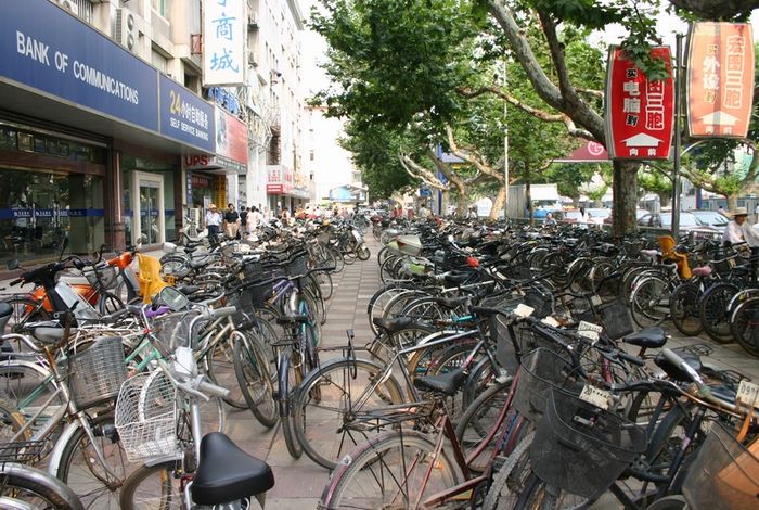 Ein paar Fahrräder auf dem Gehweg