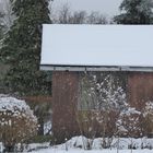 ein paar Flöckchen am Gartenhaus