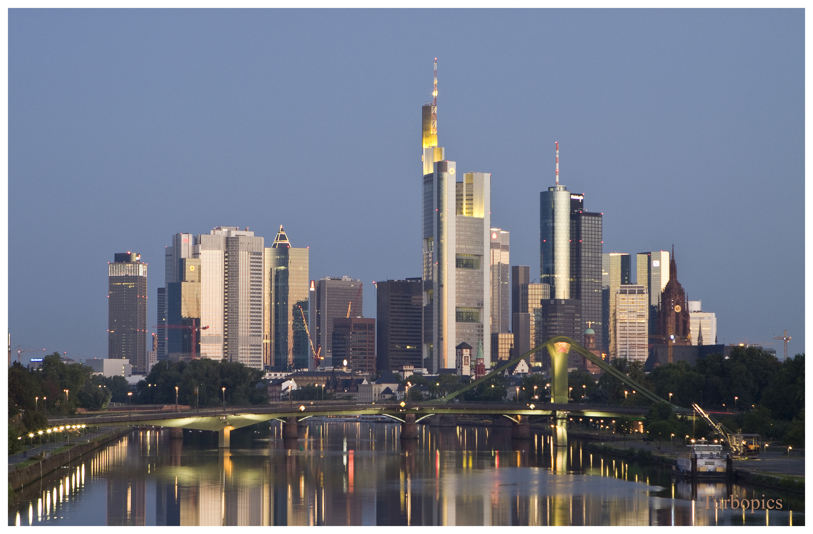 Ein paar Häuser in  Frankfurt um 05.53 Uhr die Sonne geht auf...