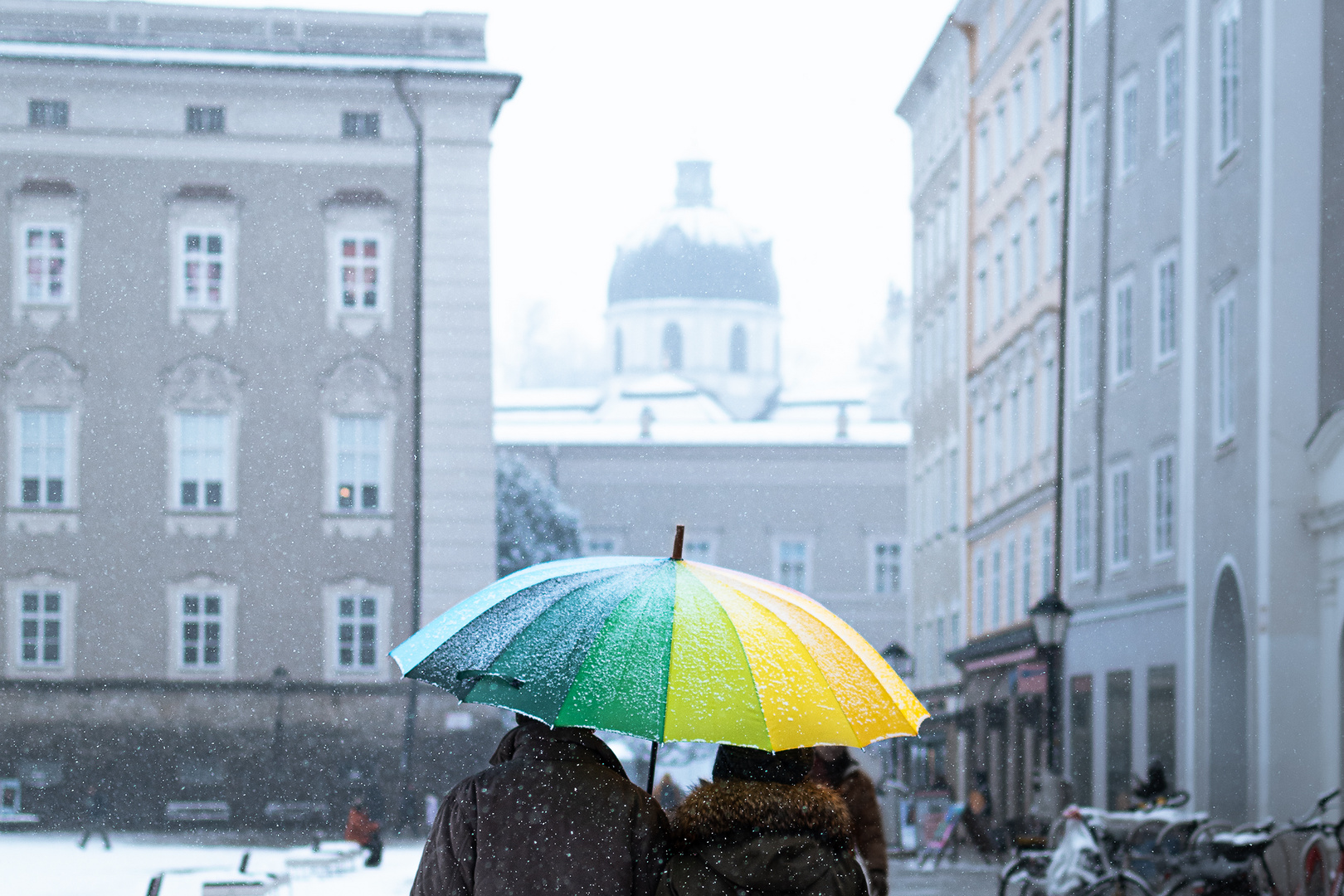 Ein Paar im Schneegestöber in Salzburg