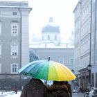 Ein Paar im Schneegestöber in Salzburg