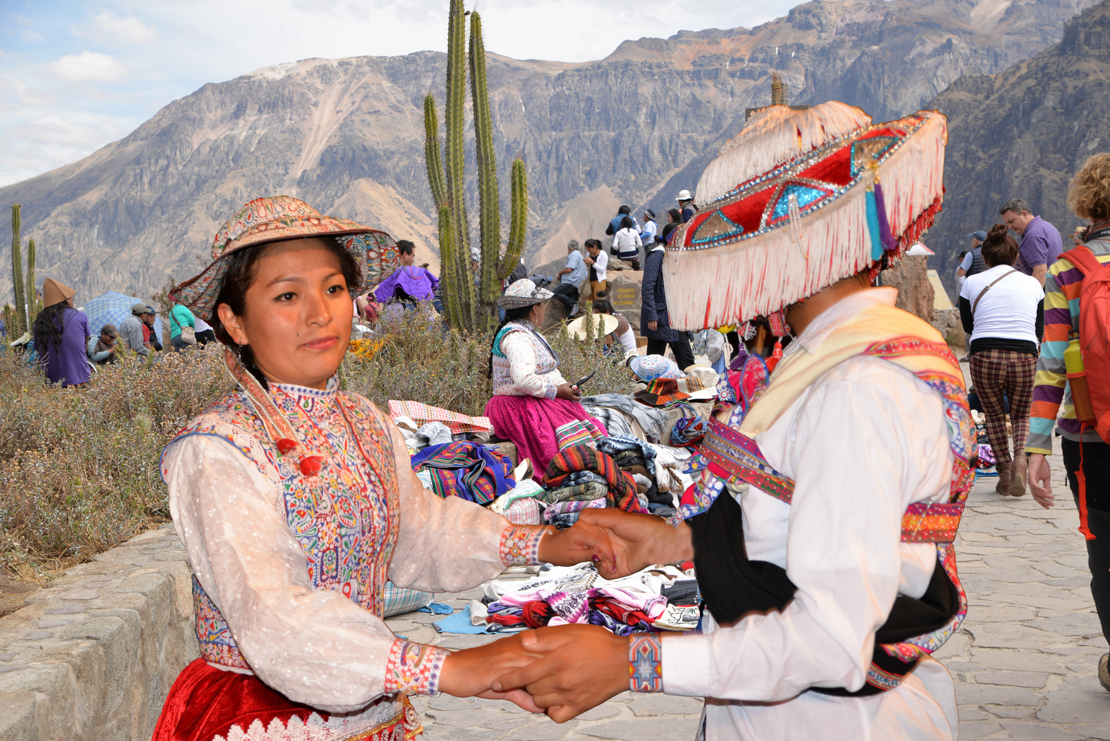 Ein Paar in der Tracht des Colca Canyon beim Wititi Tanz