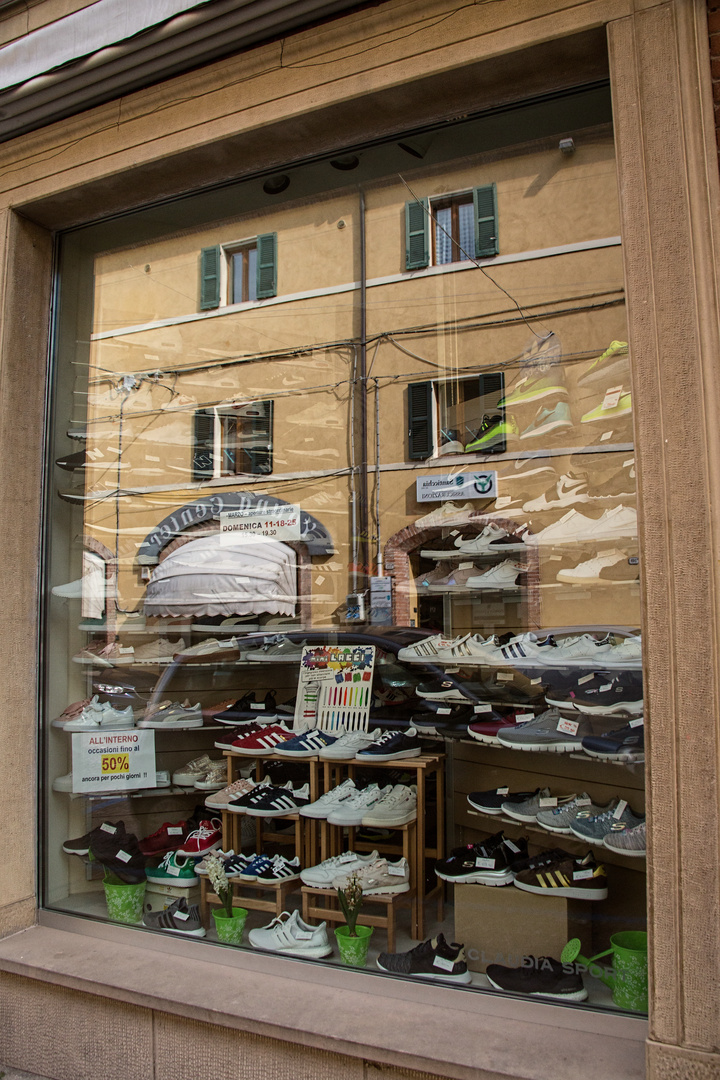 ein 'paar' Schuhe im Fenster eines Sportgeschaefts