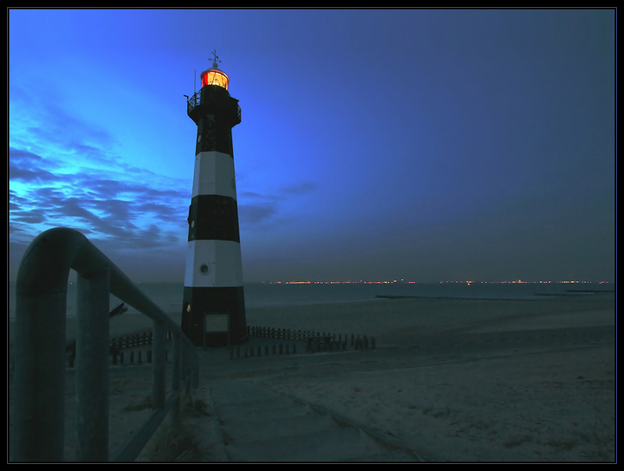 Ein paar Stufen abwärts zum Leuchtturm