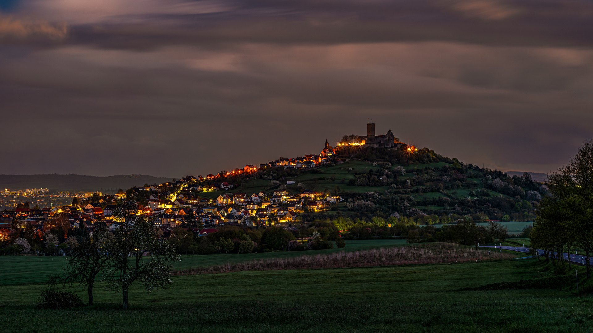 Ein paar Wolken, ´ne Burg und ein bisschen Mond ... fertig :-)