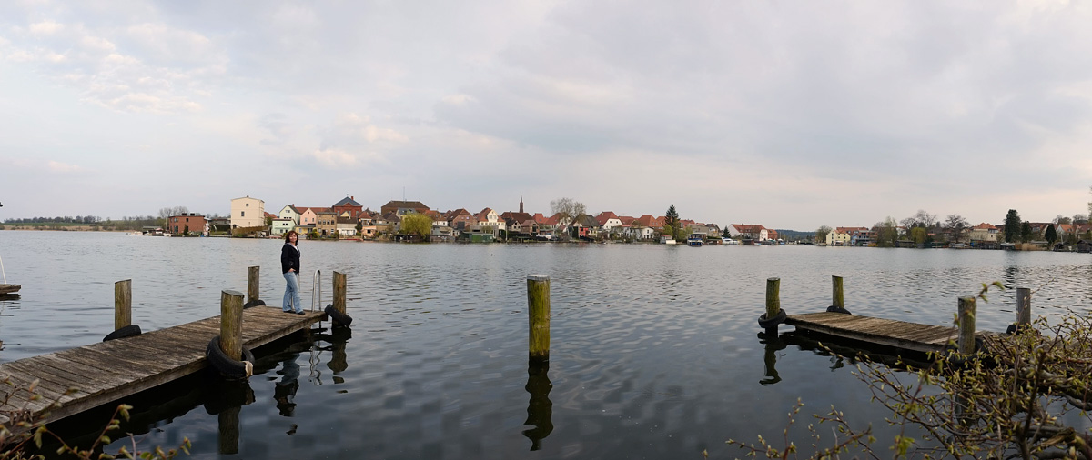 Ein Panorama voller Friede auf dem Wasser