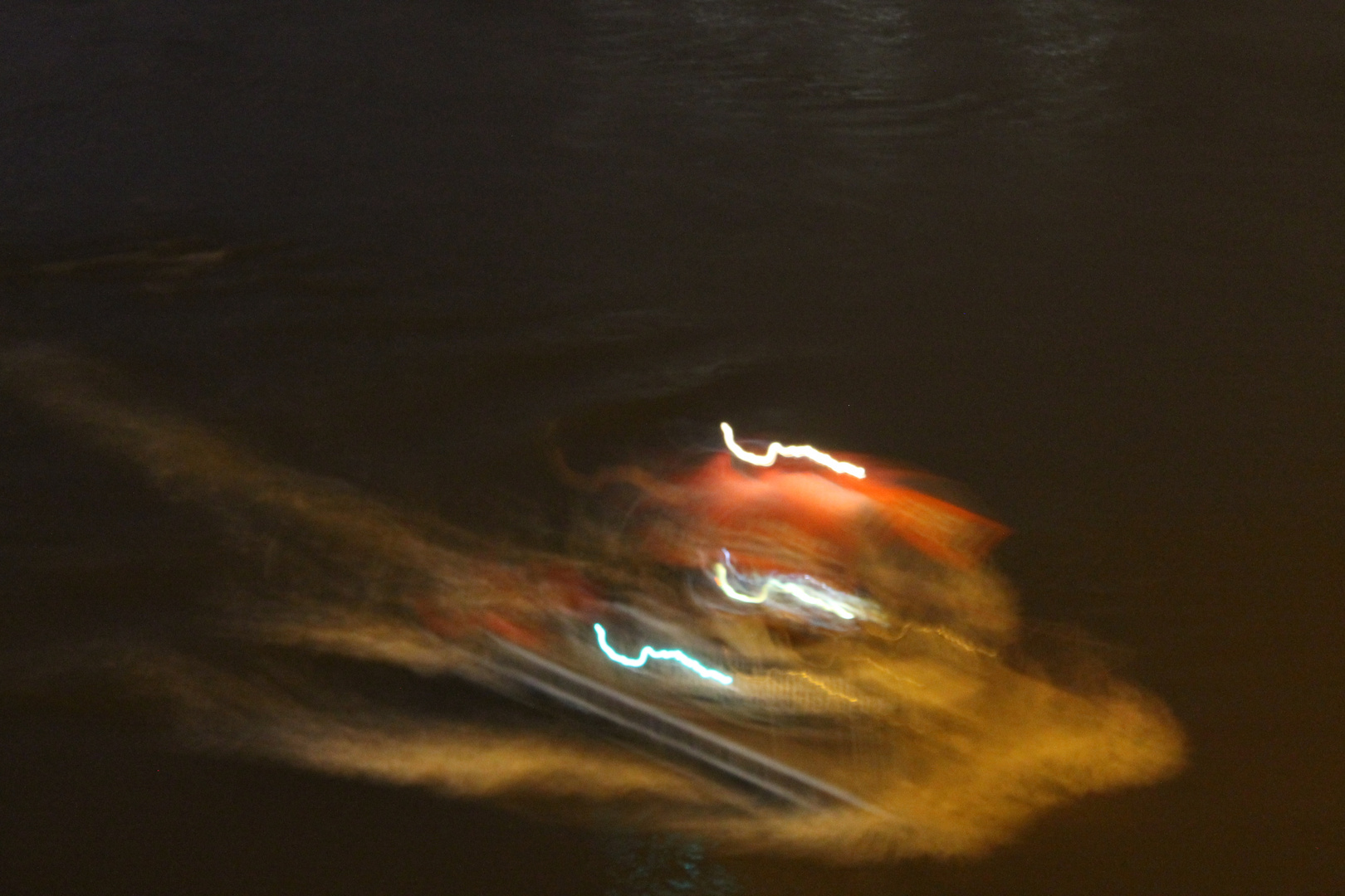 ein Partyboot mit Grill auf der Elbe