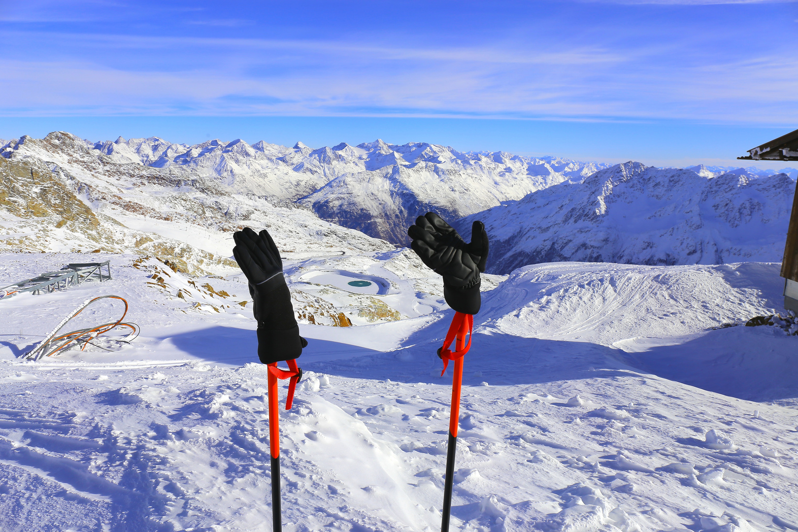 ein Pause vom Skifahren mit Blick auf die Berge Foto ein Pause vom Skifahren mit Blick auf die Berge Foto