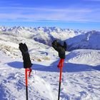 ein Pause vom Skifahren mit Blick auf die Berge