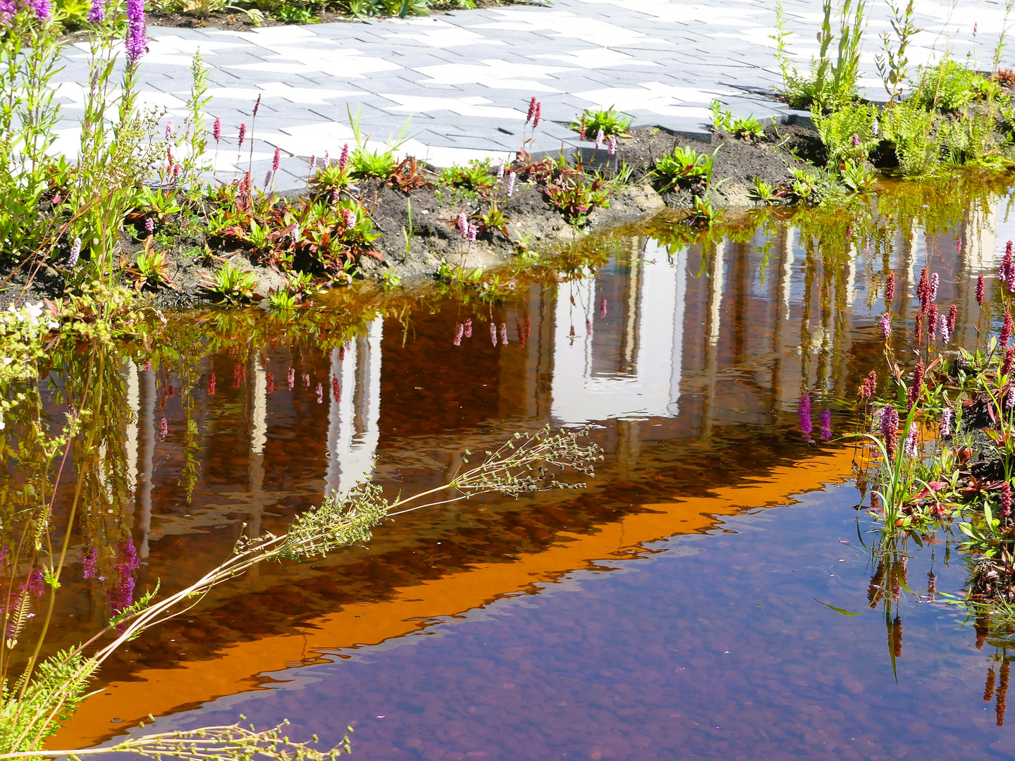 ein Pavillon im Teich 