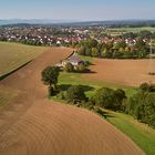 Ein Pfälzer in die Lüfte steigt, von oben seinen Wohnort im Morgenlicht zeigt.