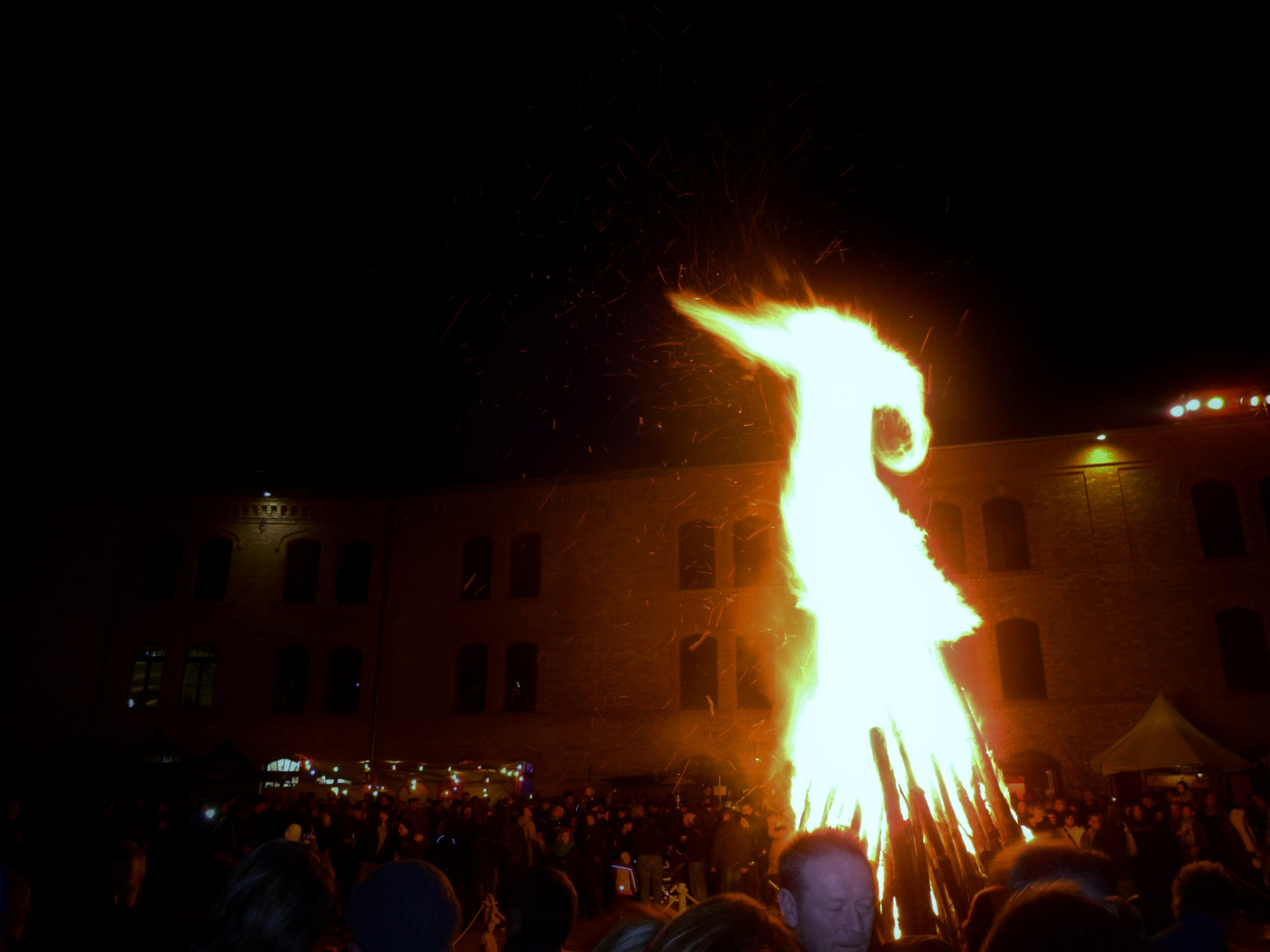 Ein Phönix steigt aus dem Osterfeuer