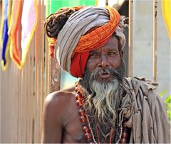 ein Pilger am Weg zum Ganges