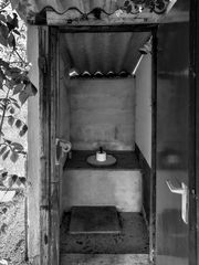 ein plumpsklo am land......