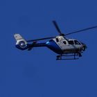 Ein Polizei Hubschrauber im Vorbeiflug......