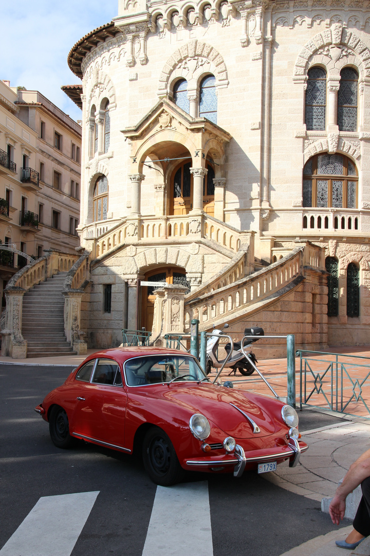 ein Porsche in Monaco, ist das neu o. alt?