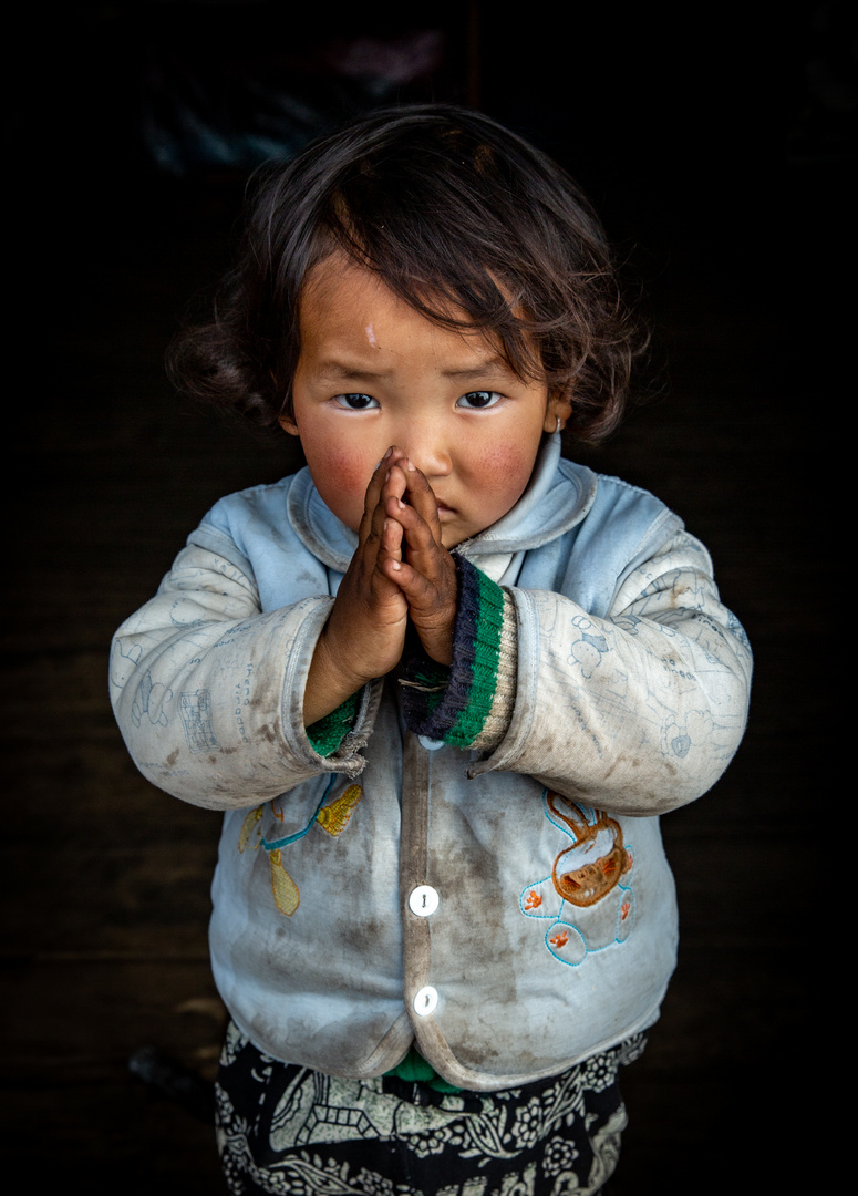 Ein Portrait von einem Kind aus den Bergen in Nepal