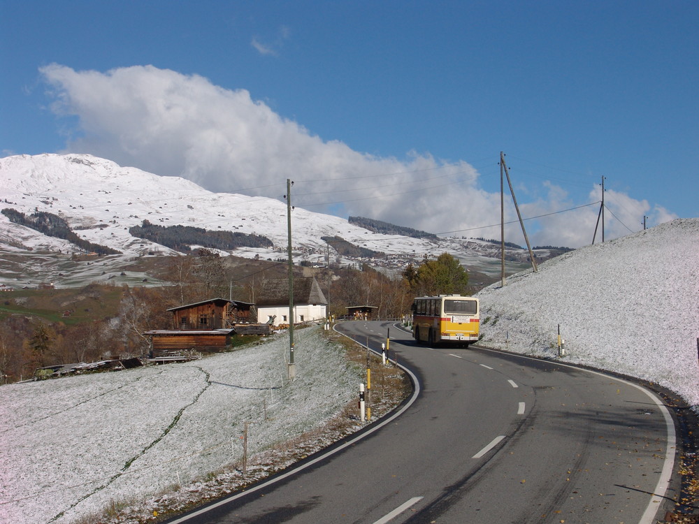 ein Postauto in der Schweiz ( vor Val Lumnezia )