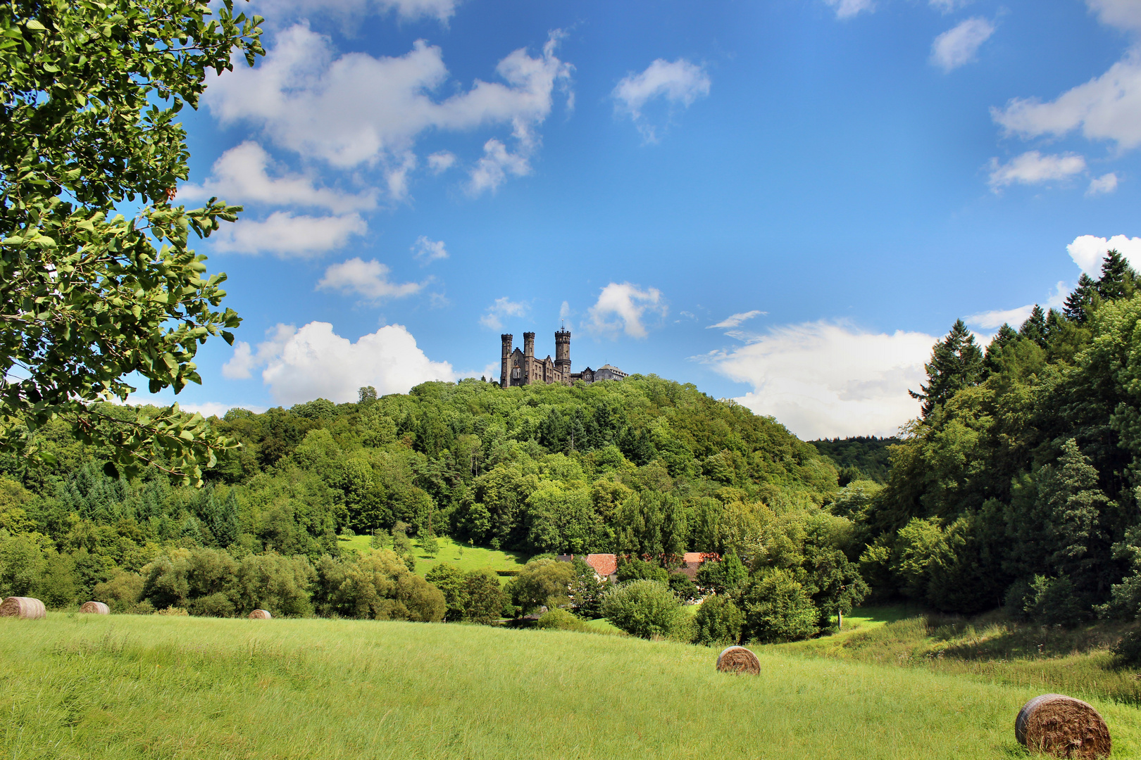 Ein Postkartenmotiv der Schaumburg an der Lahn