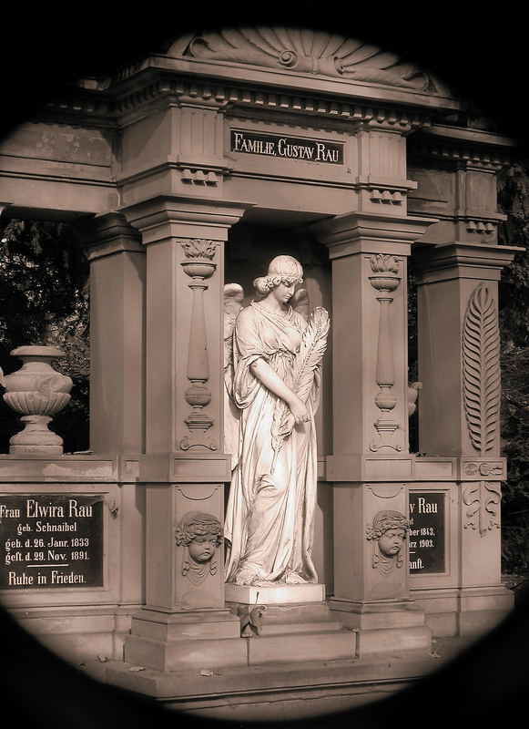 Ein prunkvolles Grab auf der Hauptallee des Pforzheimer Hauptfriedhofes