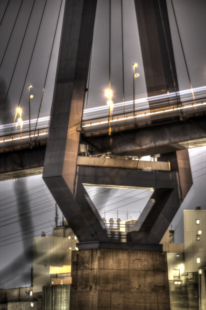 ein Pylon der Köhlbrandbrücke in Hamburg