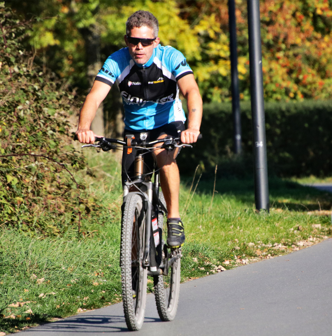 Ein Radfahrer.