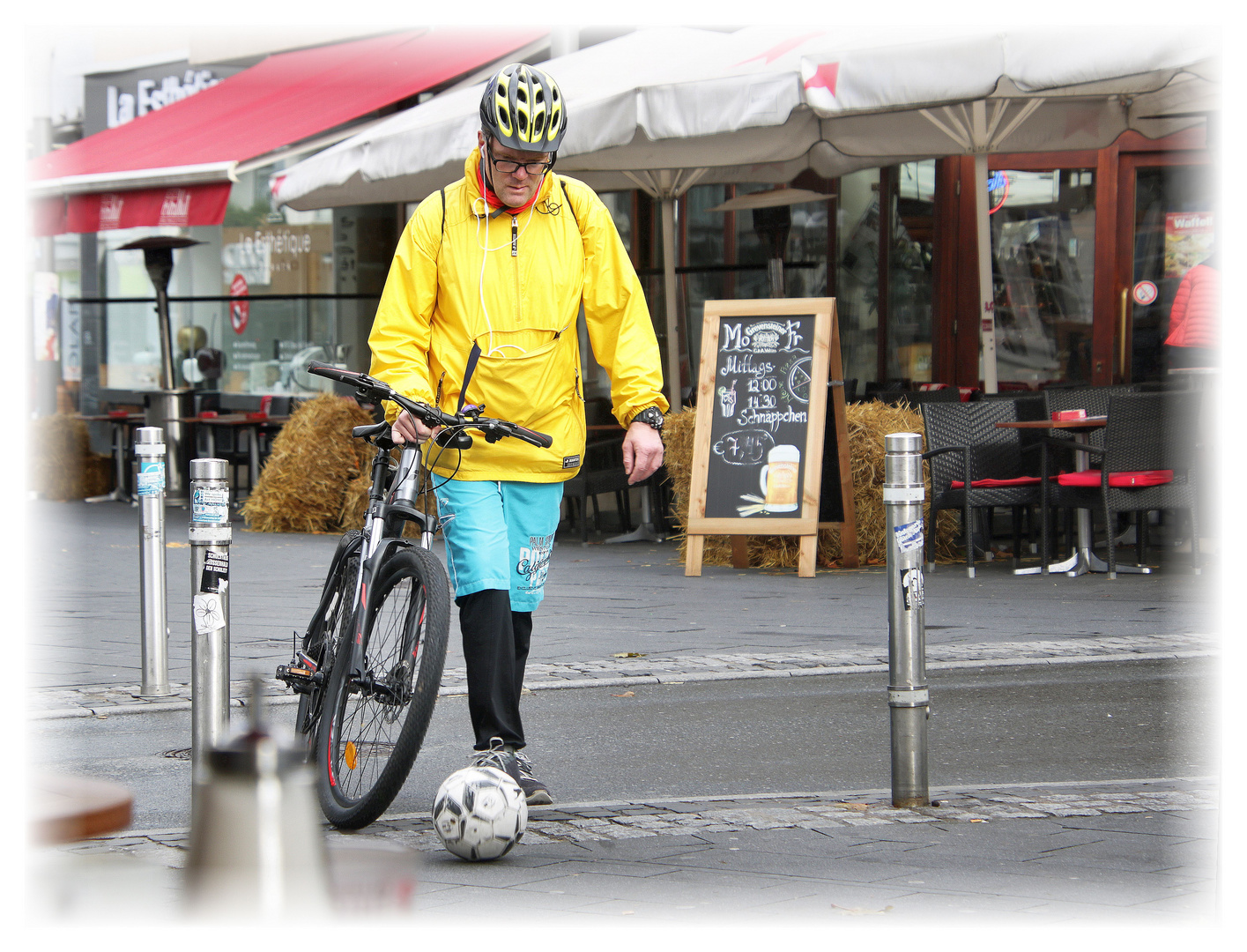 Ein Radfahrer in der Stadt, der alles schaffen kann.....