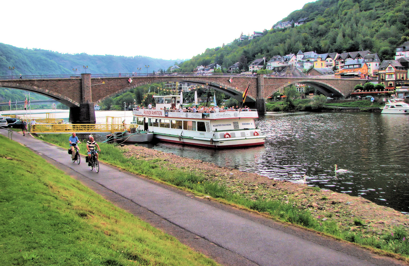 Ein Radweg am Moselufer