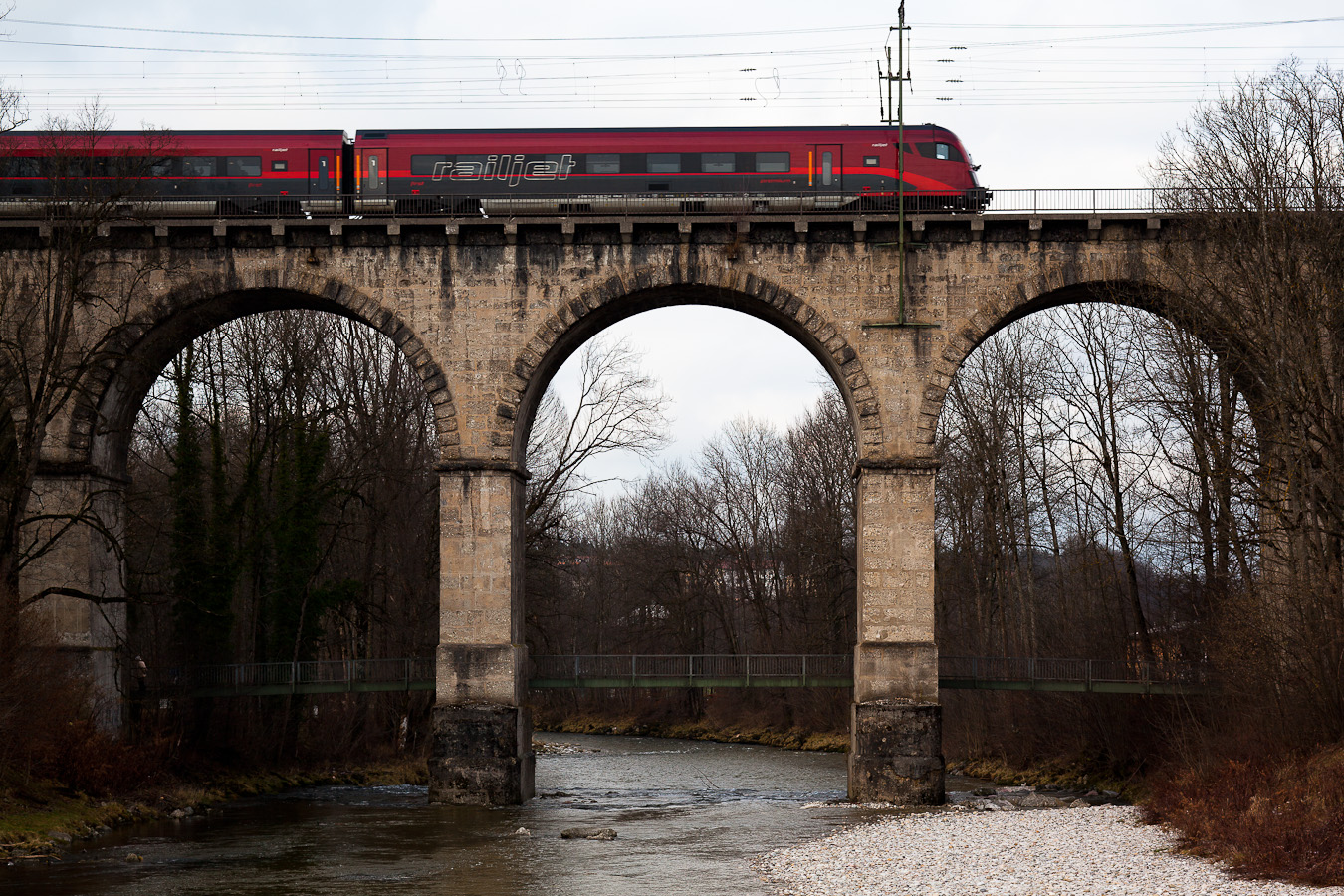 Ein Railjet der ÖBB überquert den Traunsteiner Viadukt