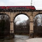 Ein Railjet der ÖBB überquert den Traunsteiner Viadukt