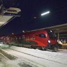 Ein Railjet fährt durch