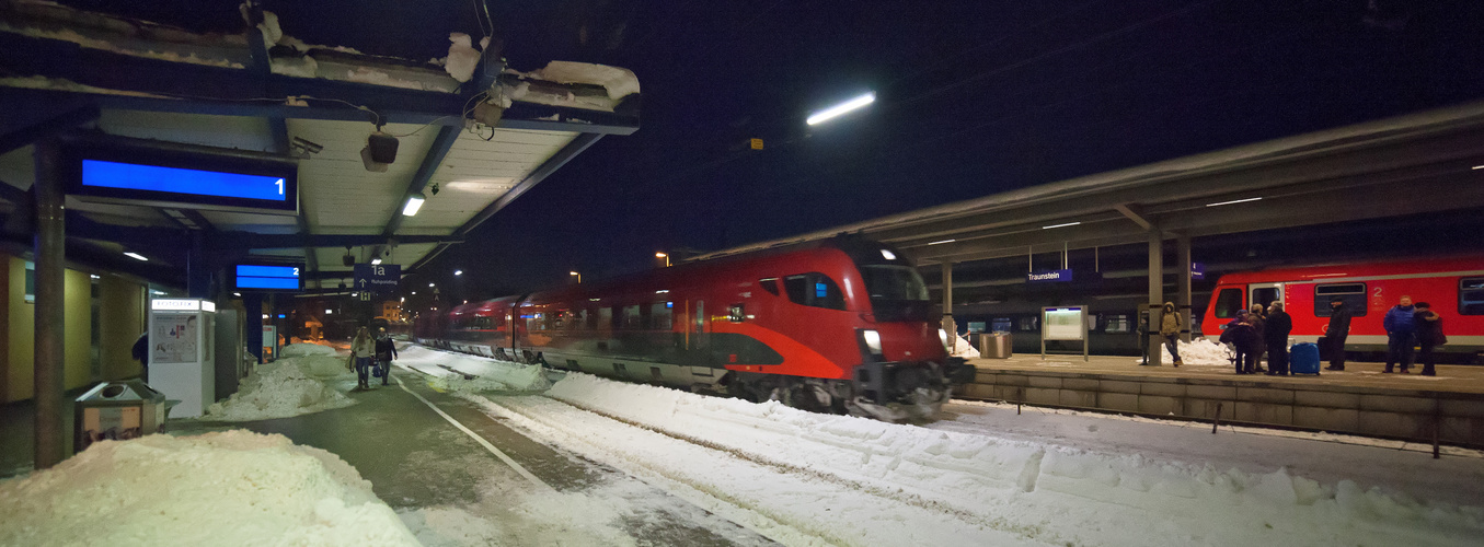 Ein Railjet fährt durch