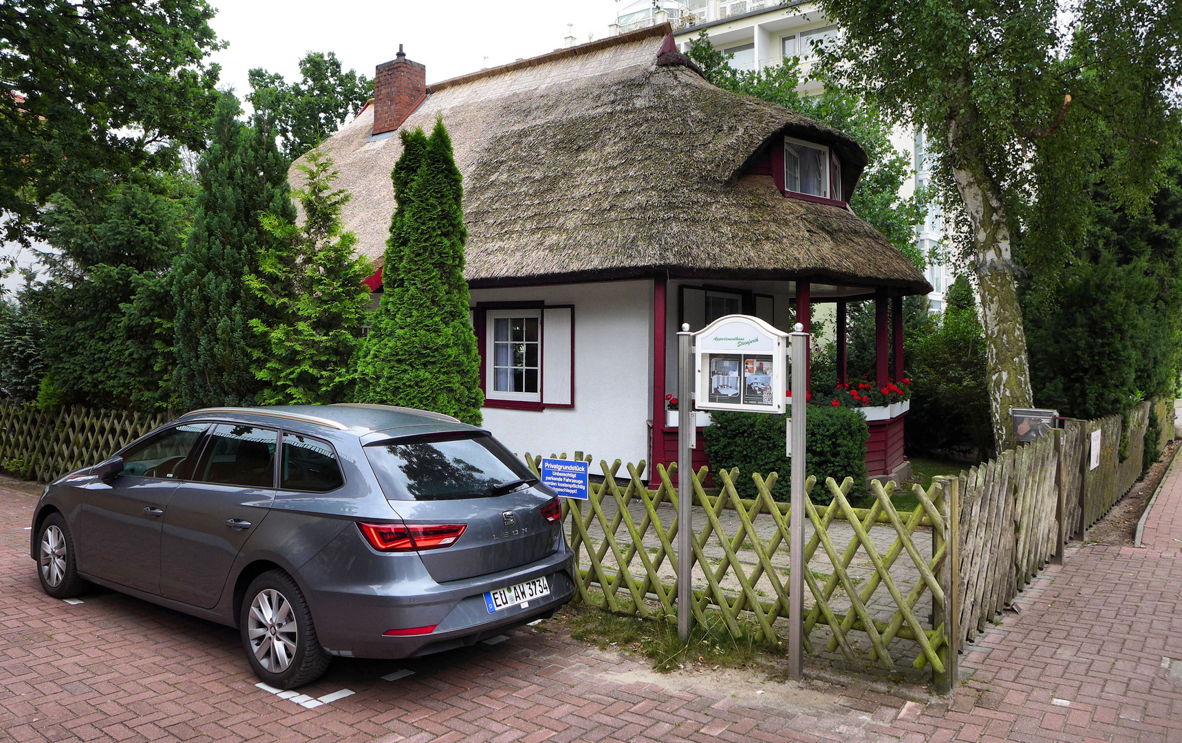 Ein reetgedecktes Haus