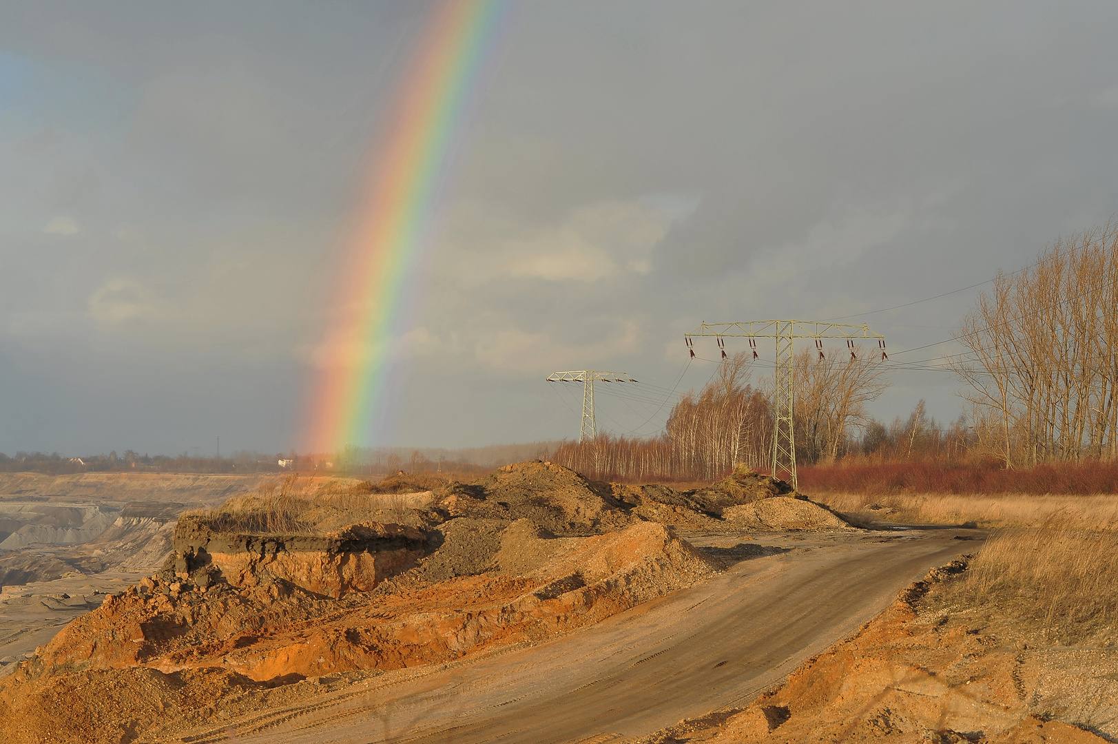 Ein Regenbogen am Tagebaurand