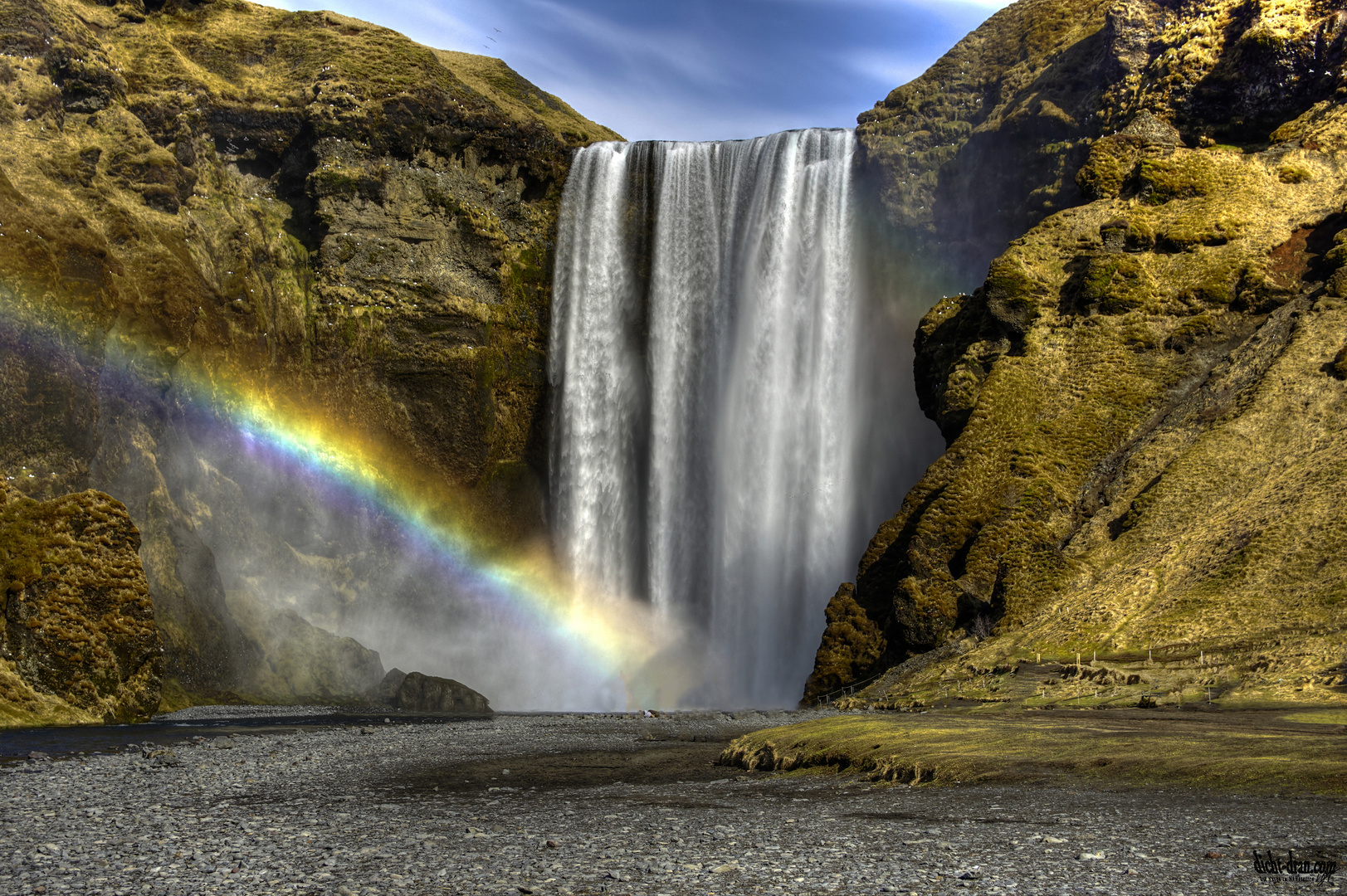 ein Regenbogen am Wasserfall