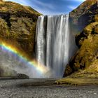 ein Regenbogen am Wasserfall