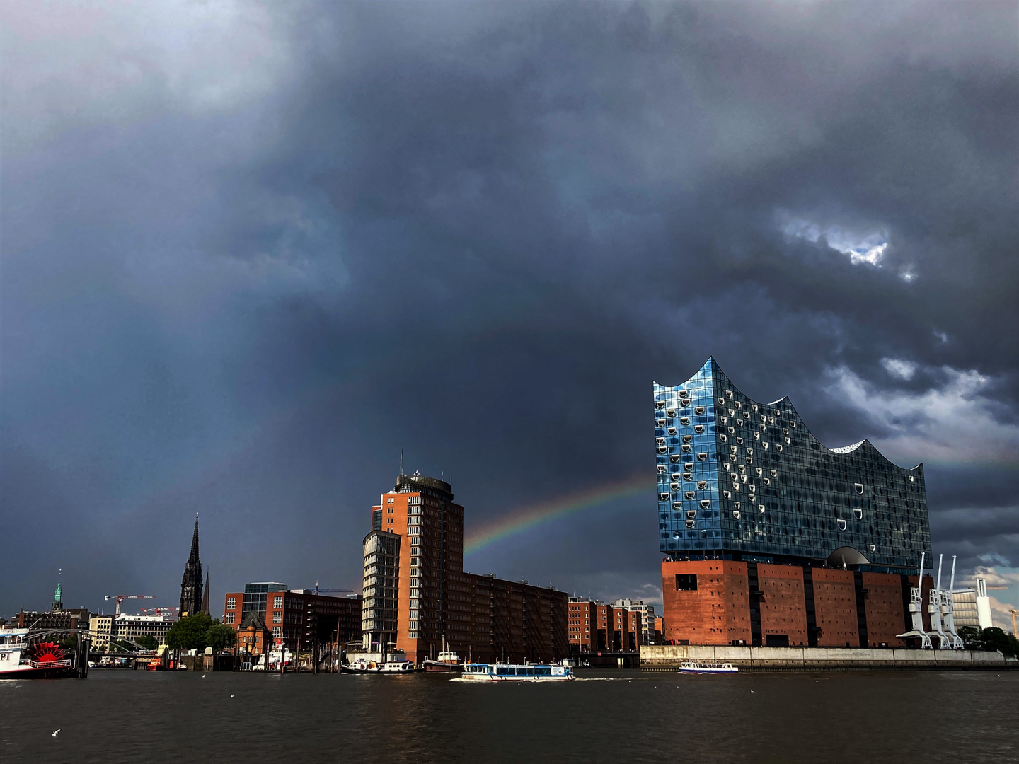 Ein Regenbogen an der Elbe