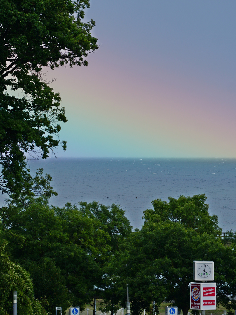 ein Regenbogen auf dem Meer