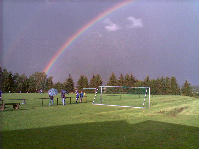 Ein Regenbogen behütet die Fußballer