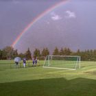 Ein Regenbogen behütet die Fußballer