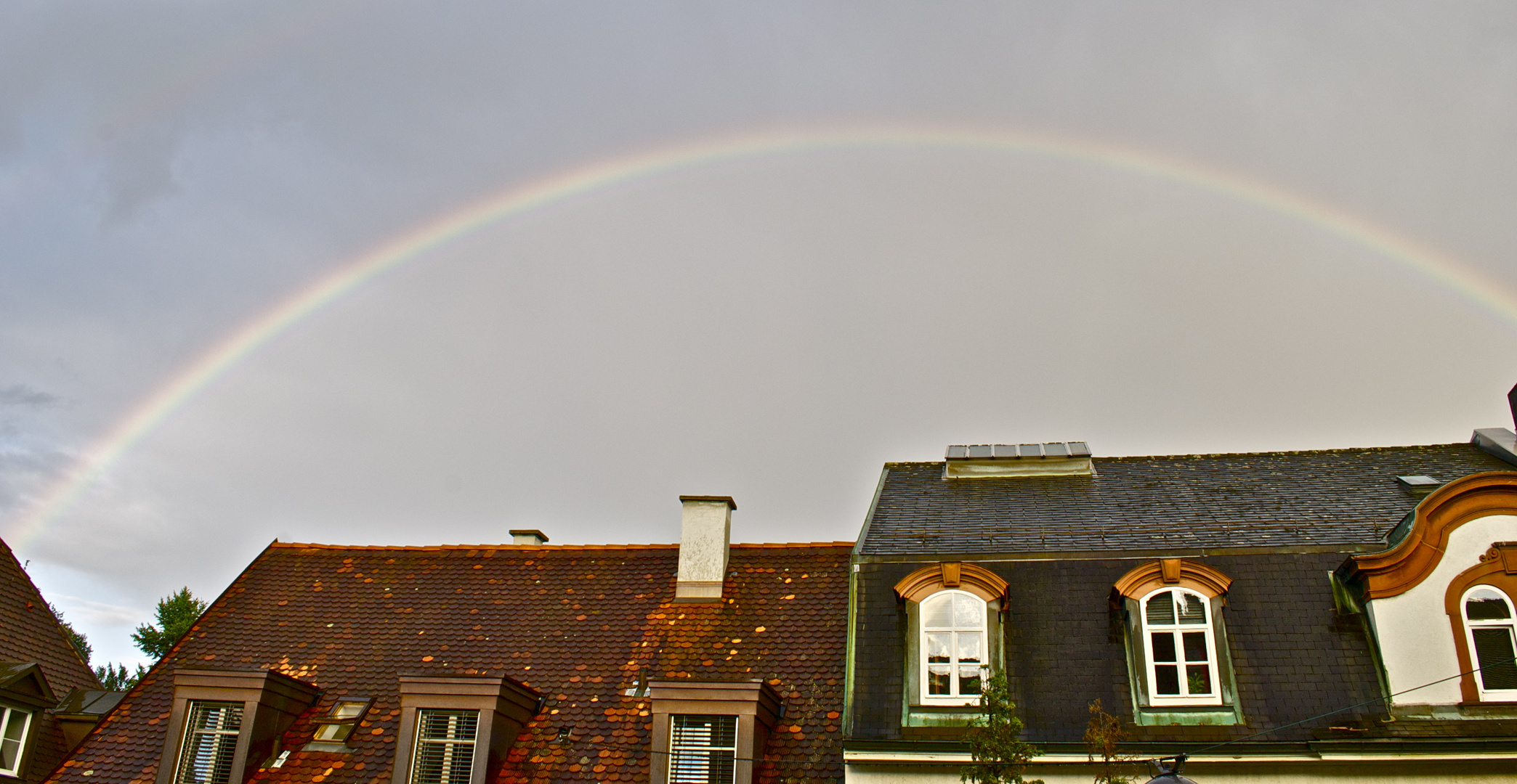 ein Regenbogen der Sonne versprach