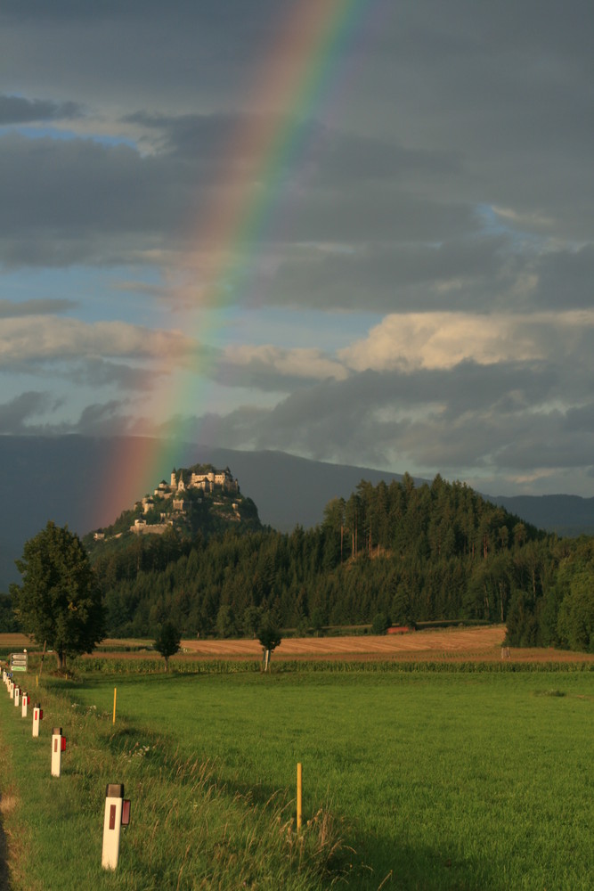 Ein Regenbogen, die sogenannte Himmelsleiter, streift die Burg Hochosterswitz.